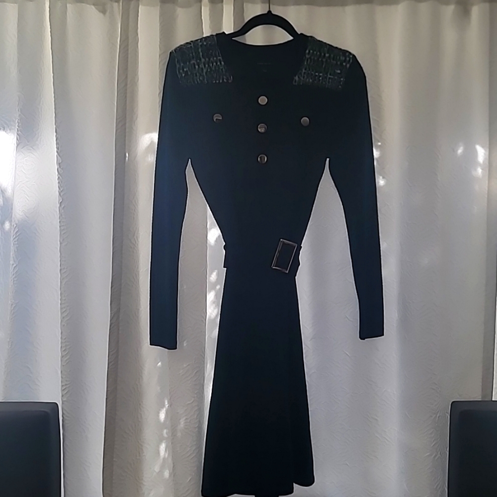 Knee length knit dress with belt